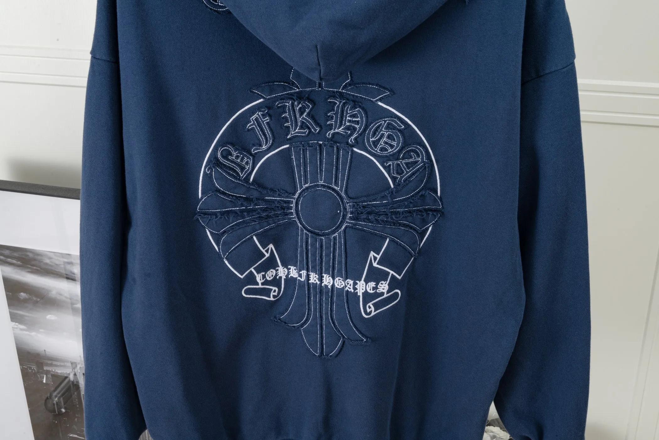 P320 𝗖𝗵𝗿𝗼𝗺𝗲 𝗛𝗲𝗮𝗿𝘁𝘀/Cro Heart 2025 Cross Patch Embroidery Summer New Original Single Counter American Acid Washed Distressed Laser Burnt Patch Embroidery Couple Casual Hooded Sweatshirt Customized fabric 440g tripe terry fabric! American acid-washed and distressed original fabric laser burnt ✟appliqué embroidery and exquisite embroidery of letters! The best-selling model at the counter. It is very comfortable to wear. It is low-key yet luxurious. It is very classy when worn. The large size and tailoring are needless to say. The upper body is exquisite and vivid. 👍High-end first-class materials. A truly palace-level product. The cotton from Turkey is of outstanding quality. After heavy washing, the clothes are very soft! Not picky, the upper body is absolutely stylish and extremely luxurious. Auxiliary materials: The original model has been authenticated and labeled ➕100% silk washed with water label. Genuine purchase-grade original hangtag➕matching hanging rope➕3D hanging beads➕original packaging bag. Craftsmanship: The original version has consistent wiring! The highest version of the armhole matching technique! Countless times of pattern making to 100% restore the original appearance! The correct version is the same for men and women, super eye-catching, super good-looking, and super atmospheric! Color: white, washed black, washed blue Size: XS-L